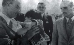 Bando-Cocukevi-Atatürk-ve-cocuk (4)